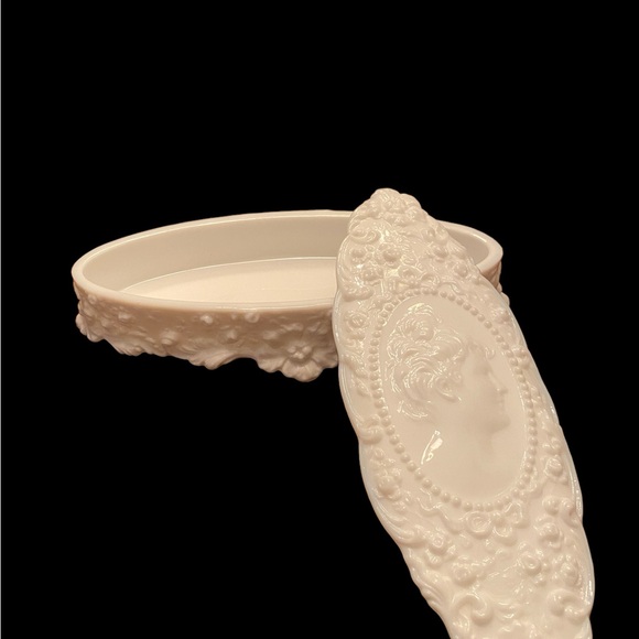 Gorgeous Jenny Lind Milk Glass Glove Box with lid by Fostoria. MINT condition - Picture 3 of 9